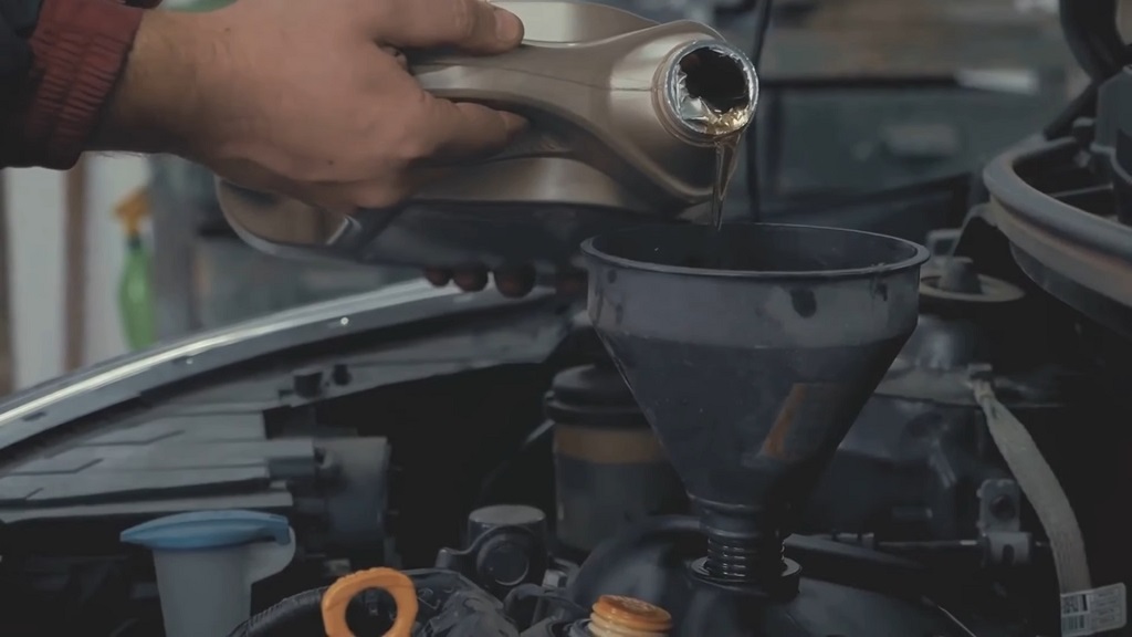 Pouring 5W-30 oil into an engine, often compared with 5W40 alternatives