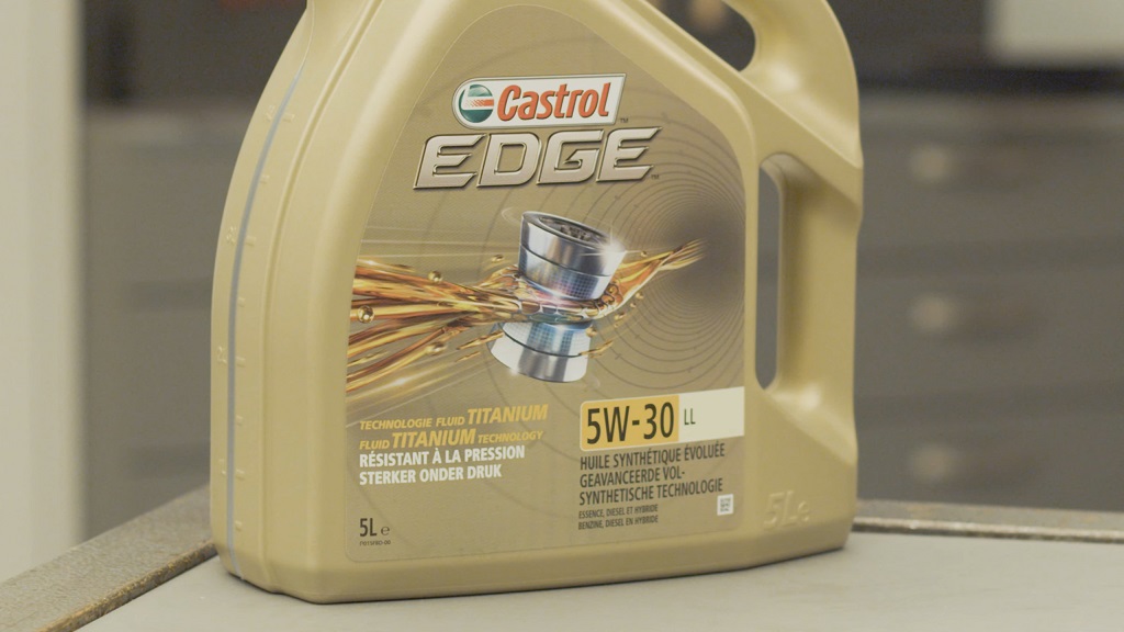 Castrol Edge 5W-30 compared to 5W40 motor oil options for modern engines