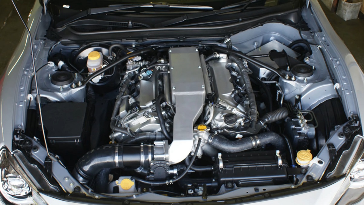 Toyota 2GR V6 engines with exposed intake manifold and performance upgrades